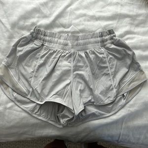 Lululemon hottty hot 2” shorts size 8 reg off white